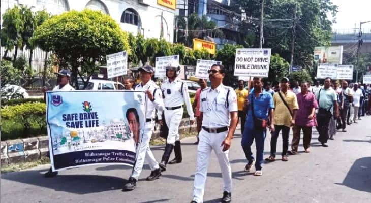 সচেতনতা বৃদ্ধিতে বাস-অটো-বাইক চালকদের নিয়ে বিশেষ কর্মসূচি বিধাননগর কমিশনারেটের