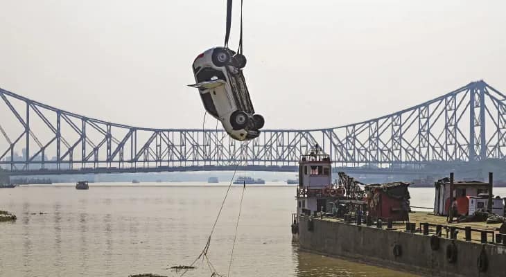 নিমতলা ঘাটে পরপর একই দুর্ঘটনা, ৩ জনকে চাপা দিয়ে সোজা জলে পড়ল ফাঁকা গাড়ি, মাঝগঙ্গায় ভাসছে চারচাকা