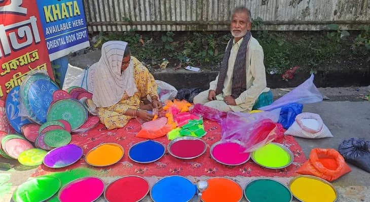 বাংলায় দীপাবলিতে নয়া ট্রেন্ড রঙ্গোলি, জলপাইগুড়িতে রং বিক্রি করতে এসেছেন উত্তরপ্রদেশের বৃদ্ধ দম্পতি