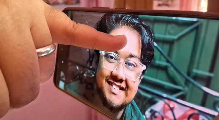 ডিজিটাল যুগে মোবাইলেই হচ্ছে ভাইফোঁটা