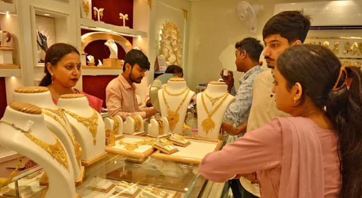 ধনতেরসে খাগড়ায় সোনার গয়নায় আকর্ষণীয় অফার