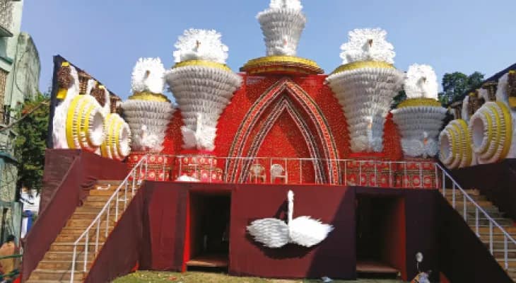 থিম ও সাবেকিয়ানার মেলবন্ধনে জমে উঠেছে মণিরামপুরের দীপাবলি