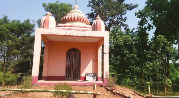 মেয়ের আত্মহননের ঘটনাস্থলের পাশেই জঙ্গলে কালীপুজো করেন বাবা