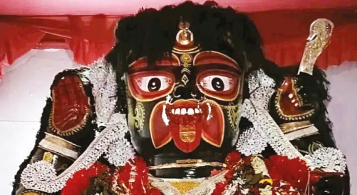 তৈলাক্ত বাঁশে ঘট কাড়াকাড়ি, কাটোয়ার বড় ঠাকুরনের পুজোর প্রধান আকর্ষণ