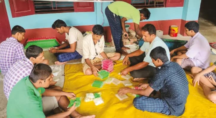 দৃষ্টিহীন ও বিশেষভাবে সক্ষম পড়ুয়াদের হাতেই তৈরি হচ্ছে দীপাবলির মোমবাতি