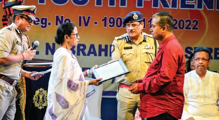 ১.৭৭ লক্ষ অঙ্গনওয়াড়ি ও আশা  কর্মীকে স্মার্ট ফোন রাজ্য সরকারের