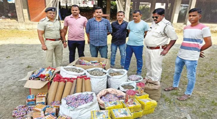 লাগাতার পুলিশি অভিযান, ৪ জেলায় বাজেয়াপ্ত বিপুল পরিমাণ নিষিদ্ধ বাজি
