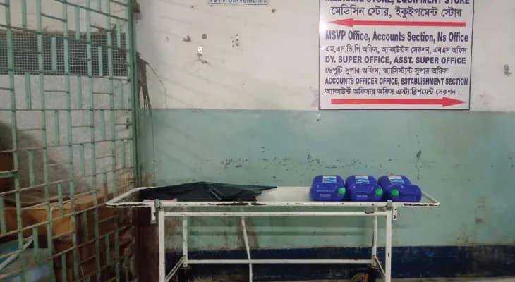 উত্তরবঙ্গ মেডিকেল: রোগীর জন্য নয়, ট্রলি ব্যবহার হচ্ছে ওয়ার্ডের ওষুধ-চিকিৎসা সামগ্রী নিতে