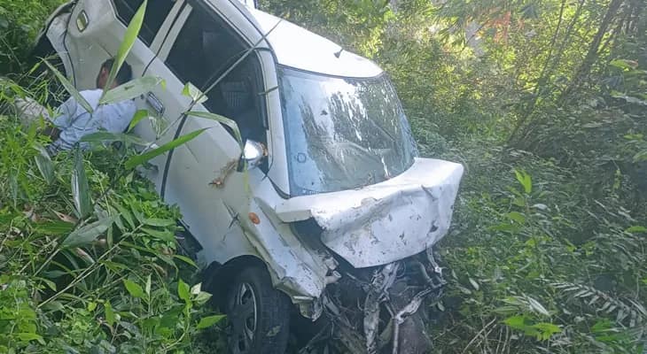 দার্জিলিং থেকে ফেরার পথে খাদে গাড়ি, ঘটনাস্থলেই মৃত দুই