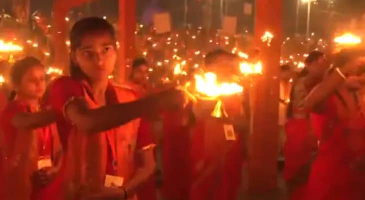 অযোধ্যার সরযূ ঘাটে সন্ধ্যারতিতে অংশ নিলেন বহু ভক্ত