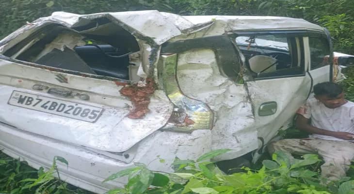গভীর রাতে পাহাড় ভ্রমণ, সকালে দুর্ঘটনা  পাঙ্খাবাড়িতে খাদে গাড়ি, মৃত দুই