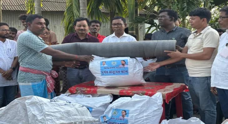 ত্রাণ নিয়ে ক্রান্তির বিধ্বস্ত গ্রামে মন্ত্রী বুলুচিক, এখনও বাঁধে অনেক পরিবার