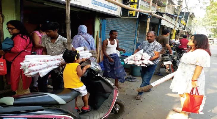 বহরমপুরে ধনতেরসে বিক্রি বাড়ল ইলেক্ট্রনিক্স সামগ্রীর, গয়নার পাশাপাশি পিতল-কাঁসার দোকানেও ভিড়