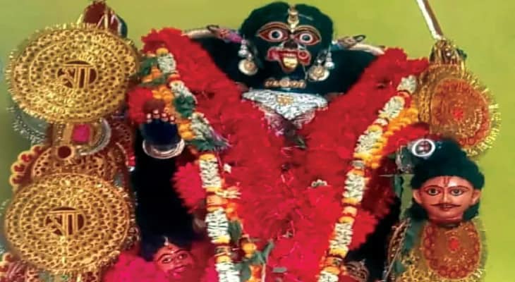 বাঁকুড়ার নড়রা গ্রামে এখনও বলির আগে দেবীর বিগ্রহ থেকে ফুল পড়ে