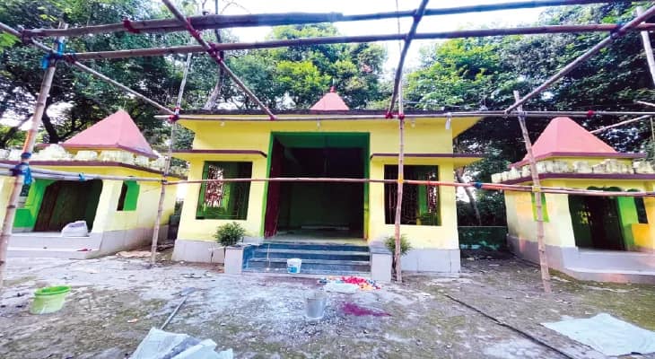 কালীপুজোর পর দুর্গাপুজো হাপতিয়াগছের আমবাড়িতে
