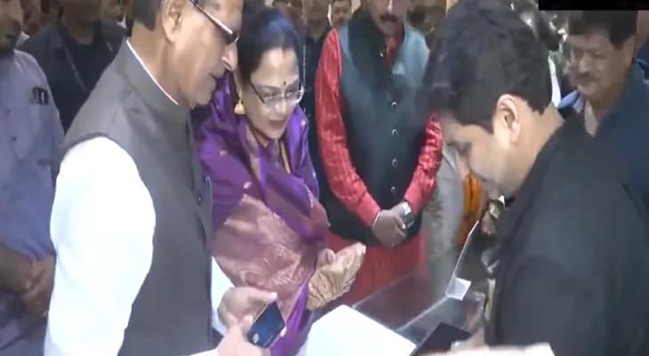 ধনতেরস উপলক্ষ্যে মধ্যপ্রদেশের ভোপালে একটি গয়নার দোকানে সস্ত্রীক কেনাকাটা করলেন কেন্দ্রীয় মন্ত্রী শিবরাজ সিং চৌহান