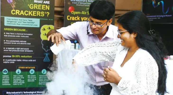 সবুজ বাজিতে কত শব্দ? হাতেকলমে দেখল পড়ুয়ারা