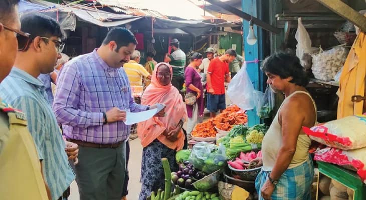 দাম চড়ছে আনাজের, ফাটকাবাজির চেষ্টা বাজারে আচমকা পরিদর্শনে এসডিও
