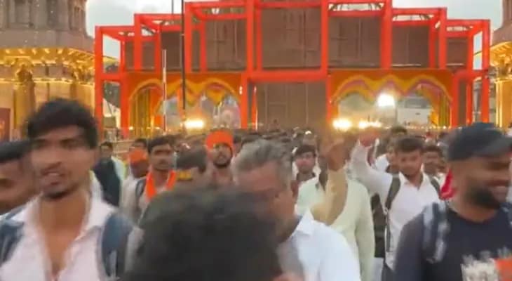 উত্তরপ্রদেশের অযোধ্যায় রামমন্দিরে পুণ্যার্থীদের ঢল