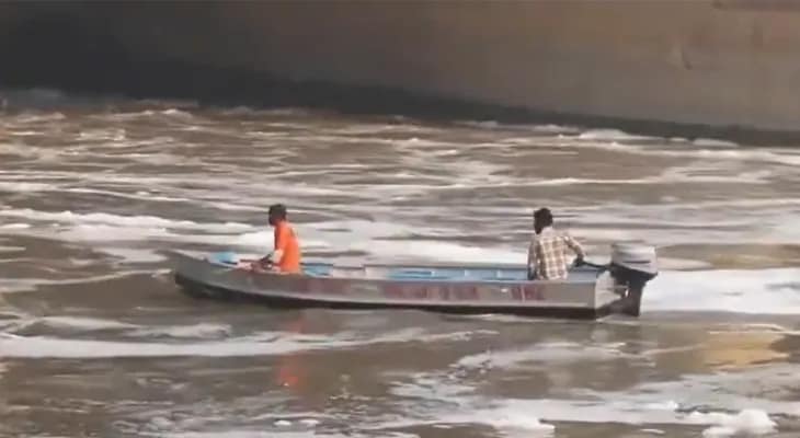 দিল্লির কালিন্দি কুঞ্জে যমুনা নদীতে ভাসছে বিষাক্ত ফেনা
