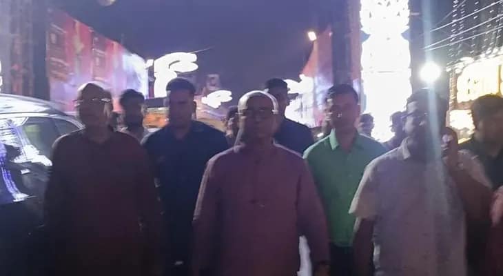কালীপুজোর আগেই লণ্ডভণ্ড বারাসত, এক ঘণ্টা অপেক্ষার পর পায়ে হেঁটে মণ্ডপে পৌঁছতে হল মন্ত্রীকে