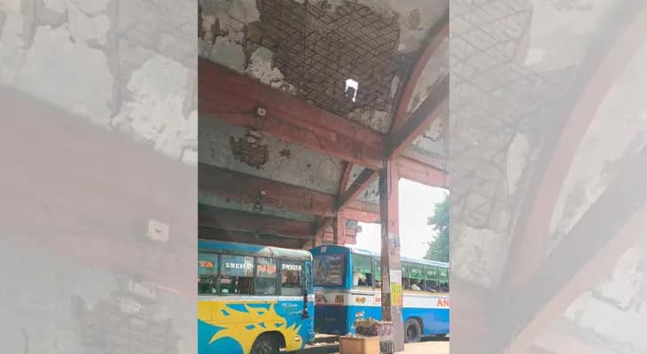 হাওড়া স্টেশন সংলগ্ন বাসস্ট্যান্ডের কাছে ভেঙে পড়ল শেডের একাংশ