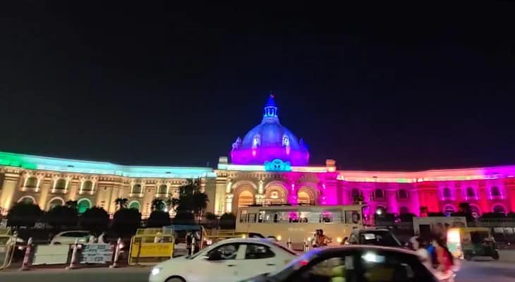 দিওয়ালির আগে আলোয় সেজে উঠল লখনউয়ের বিধানসভা