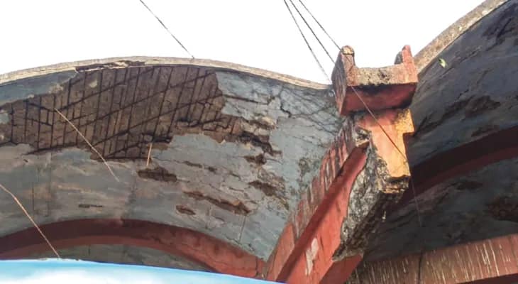 হাওড়া বাসস্ট্যান্ডে বেহাল শেড থেকে খসে  পড়ল কংক্রিটের চাঙড়! অল্পের জন্য রক্ষা