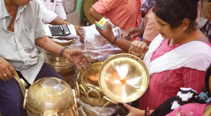 প্রত্যাশা ছাপিয়ে ধনতেরসে কেনাকাটা , ৫ লক্ষ কোটির লক্ষ্যে ছুটছে উৎসব-বাজার