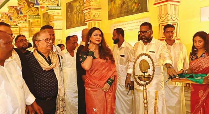 কালীপুজোর উদ্বোধনে মায়ের স্কুলে গিয়ে আবেগপ্রবণ টলি অভিনেত্রী সোহিনী