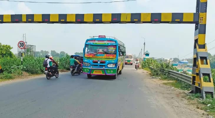 হাইটবারের উচ্চতা বাড়তেই রামকৃষ্ণ সেতু দিয়ে চালু বাস