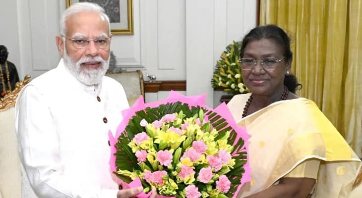 দিওয়ালির শুভেচ্ছা জানাতে রাষ্ট্রপতি দ্রৌপদী মুর্মুর সঙ্গে দেখা করলেন প্রধানমন্ত্রী নরেন্দ্র মোদি