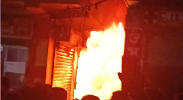হাওড়ার জয়পুর থানার খালনায় ২টি দোকানে বিধ্বংসী আগুন, ঘটনাস্থলে দমকল, কয়েক লক্ষ টাকার ক্ষতির আশঙ্কা