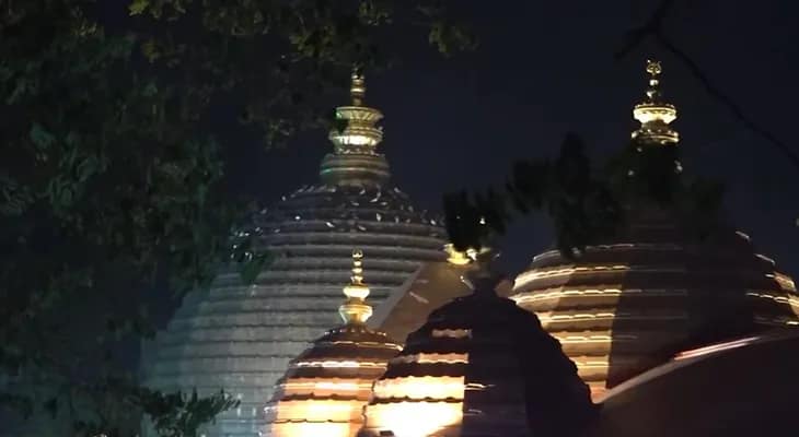 দীপাবলিতে কামাখ্যা মন্দিরে ভক্তদের ভিড়