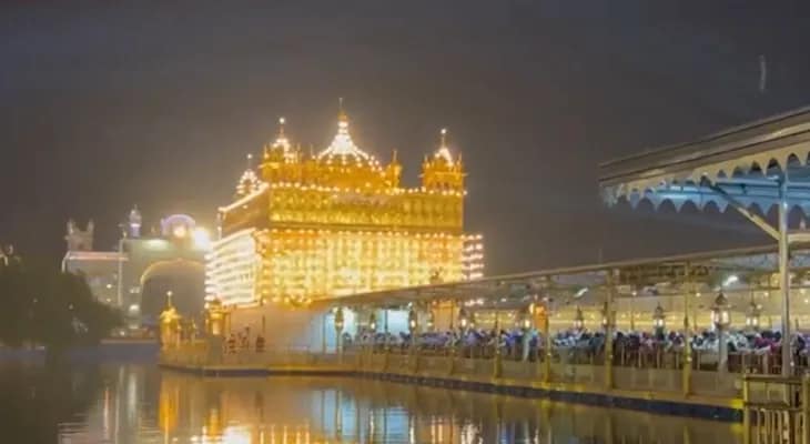 আলোয় সেজেছে অমৃতসরের স্বর্ণমন্দির
