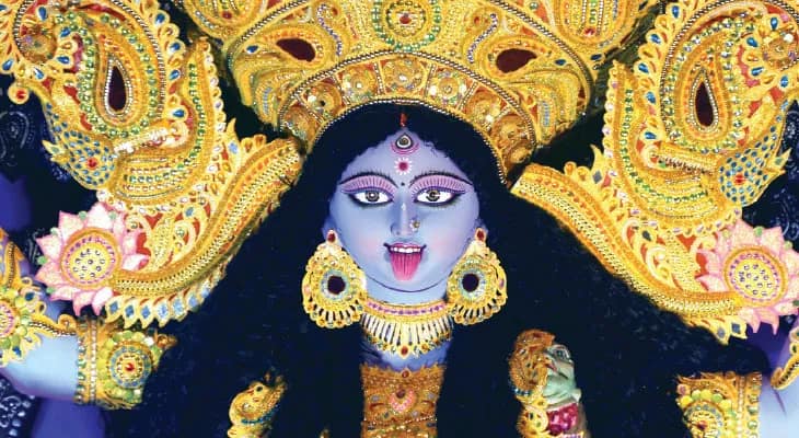 মণ্ডপে পুজো, ভিড় মাতল আলোর রোশনাইয়ে