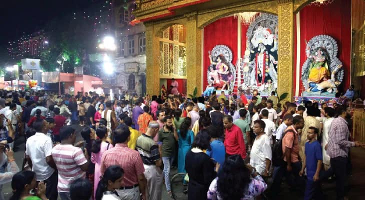 শহরজুড়ে পুজো দেখার মরশুম, পথচলাই দায় কলকাতায়, পাঁপড় ভাজা, জিলিপিতে উৎসবের স্বাদ