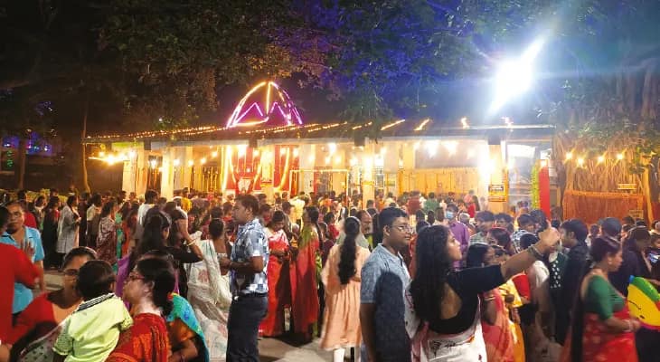 বিকেল গড়াতেই আলোর ফুলঝুরি, হুগলির রাস্তায় কালো মাথার ঢল