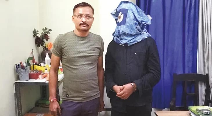 অস্ত্র দেখিয়ে তোলাবাজি, গ্রেফতার