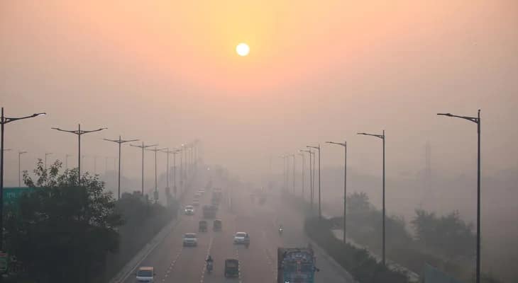প্রশ্নে সরকারি নজরদারি, মঙ্গলবার সকালে ধোঁয়াশার চাদরে ঢাকল দিল্লি