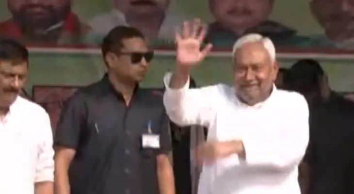 বিহারের মুজাফ্ফরপুরে নির্বাচনী জনসভায় নীতীশ কুমার