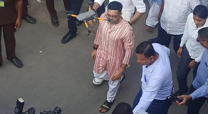 নৈহাটির বড়মার মন্দিরে অভিষেক, দিলেন পুজো