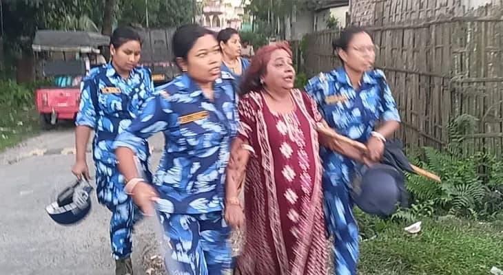 কোচবিহারে বাজি ফাটানো নিয়ে পুলিশ সুপারের সঙ্গে গন্ডগোল, রেল গুমটি এলাকায় পথ অবরোধ,  আটক বেশ কয়েকজন