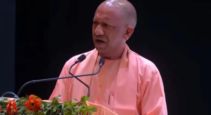গোরক্ষপুরে সভায় বক্তব্য রাখছেন উত্তরপ্রদেশের মুখ্যমন্ত্রী যোগী আদিত্যনাথ