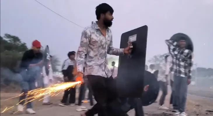 মধ্যপ্রদেশের গৌতমপুরায় প্রাচীন রীতি অনুযায়ী দীপাবলির পরের দিন অনুষ্ঠিত হল হিঙ্গট ওয়ার, জখম ৫