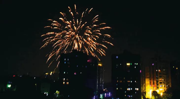 শব্দবাজির তাণ্ডবে কলকাতাকেও টেক্কা হাওড়ার, কালীমন্দিরে ভিড়