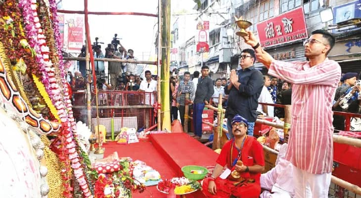 বড়মা’র থানে মমতার নামে পুজো দিলেন অভিষেক