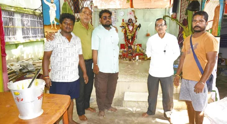 ‘স্বপ্নের তরী’ মন্দিরে দক্ষিণাকালীর পুজো