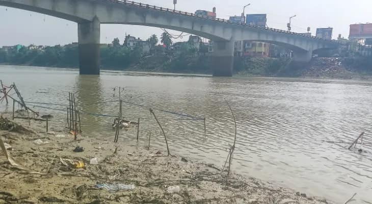 এক সপ্তাহ আগেই ‘বুকড’ ছটঘাট, পুরাতন মালদহে জায়গা না পাওয়ায় বাড়ছে চিন্তা
