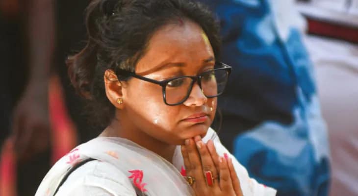 হাতে মায়ের পায়ের জবা আর কানে স্বর্ণযুগের গান, ভক্তিতে মাতোয়ারা বারাসত